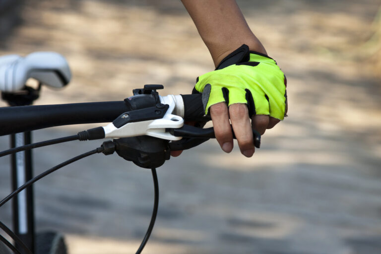 Wrist Guards: 6 Essential Reasons Cyclists Benefit
